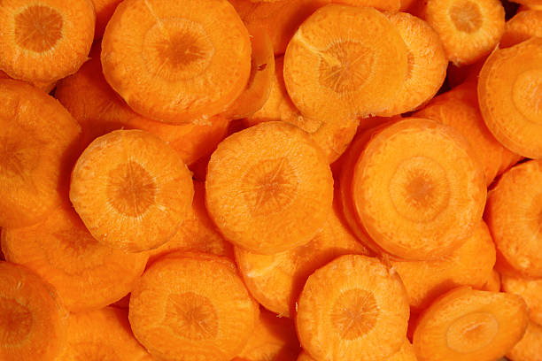 close-up de fatias de cenoura fundo - carotene healthy eating macro close up - fotografias e filmes do acervo