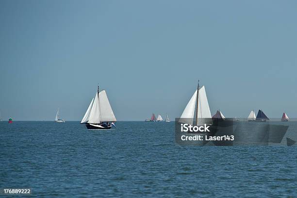 Foto de O Tradicional Países Baixos Barcos À Vela e mais fotos de stock de Atividade - Atividade, Atividade Recreativa, Barco a Vela