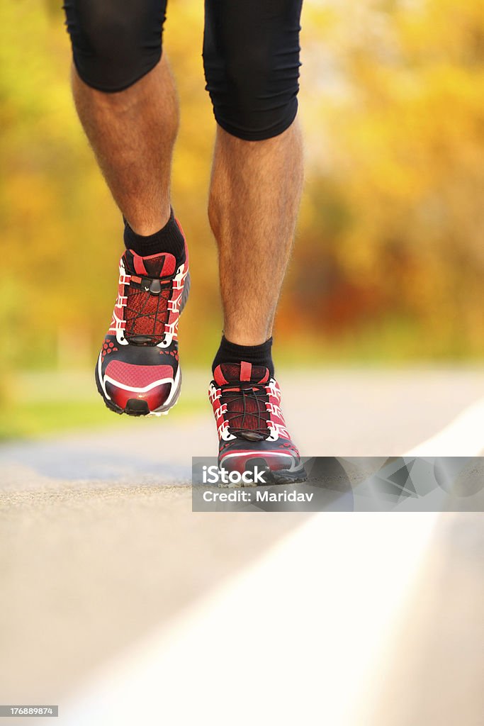 Biegania Zbliżenie-mężczyzna runner - Zbiór zdjęć royalty-free (Bieg przełajowy)
