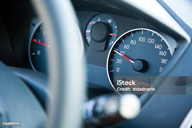 In Speed Limit Auto Armaturenbrett Stockfoto und mehr Bilder von Auto - Auto, Langsam, Tachometer