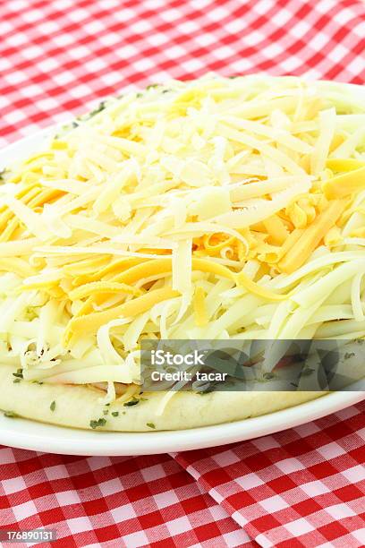 Raw Italienische Pizza Stockfoto und mehr Bilder von Cheddar - Käse - Cheddar - Käse, Fotografie, Frische