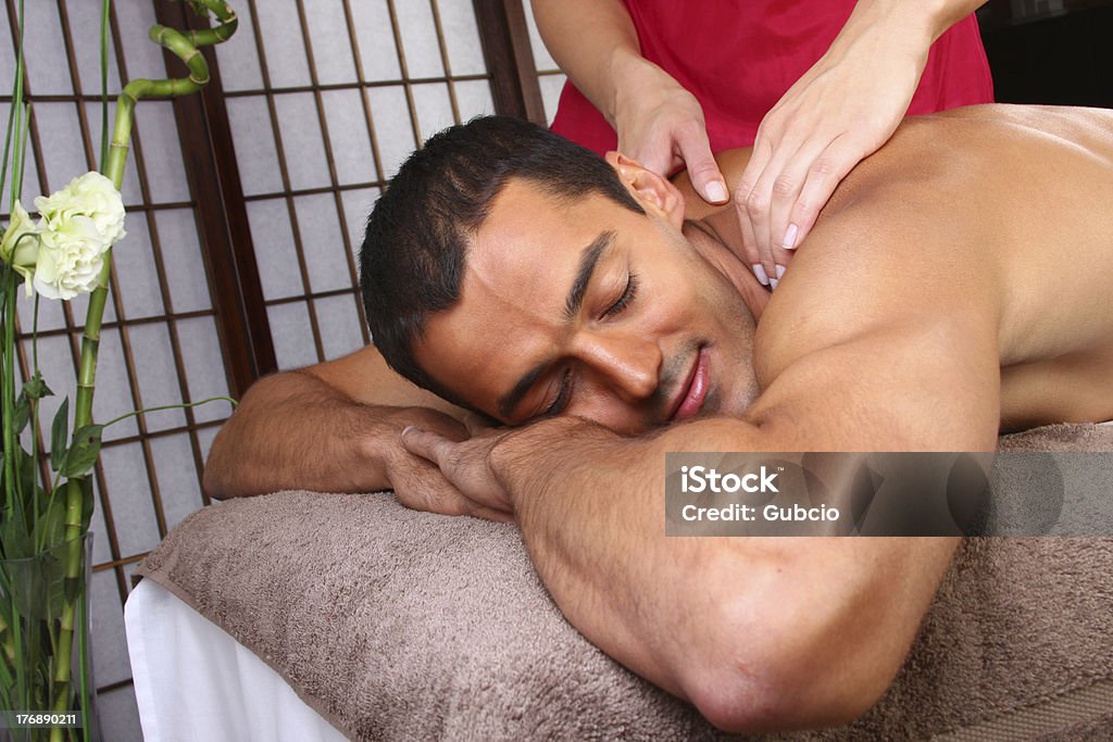 Homme faire un massage du dos. - Photo de Adulte libre de droits