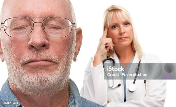 Homem Idoso Em Causa E Médico Feminino Por Trás - Fotografias de stock e mais imagens de 70 anos - 70 anos, Adulto, Adulto maduro