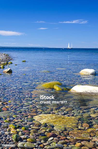 Hermoso Claro Del Mar Calmo Foto de stock y más banco de imágenes de Agua - Agua, Aire libre, Bahía