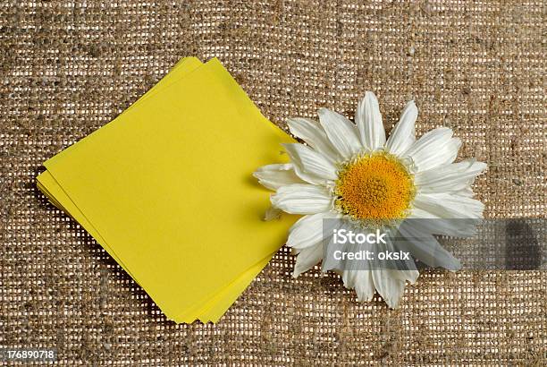 Autocolantes Com Flores Em Sackcloth - Fotografias de stock e mais imagens de Amarelo - Amarelo, Aniagem de Cânhamo, Carta - Documento