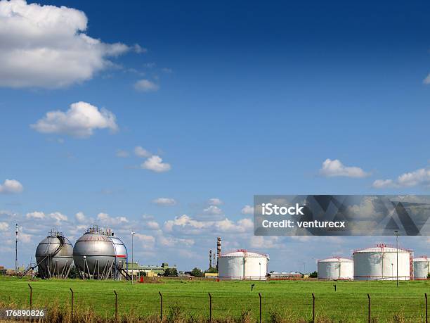 Refinaria De Petróleo - Fotografias de stock e mais imagens de Abastecer - Abastecer, Aço, Cano