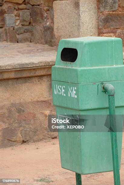 Utilizar Me - Fotografias de stock e mais imagens de Abandonado - Abandonado, Arruinado, Cesto de Papéis