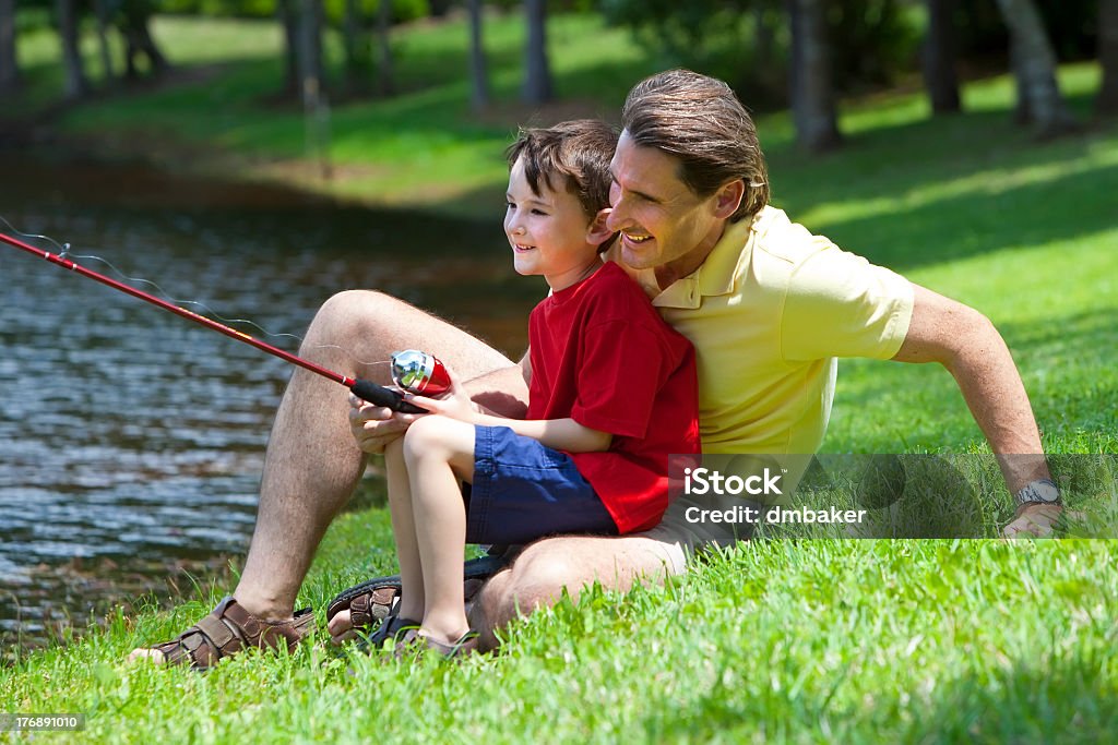 Père avec Son fils de pêche sur la rivière - Photo de Activité de loisirs libre de droits