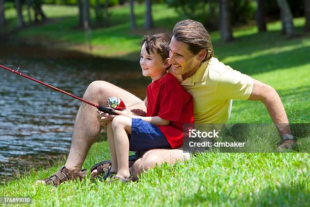 Photo libre de droit de Père Avec Son Fils De Pêche Sur La Rivière banque d'images et plus d'images libres de droit de Activité de loisirs - Activité de loisirs, Adulte, Apprentissage