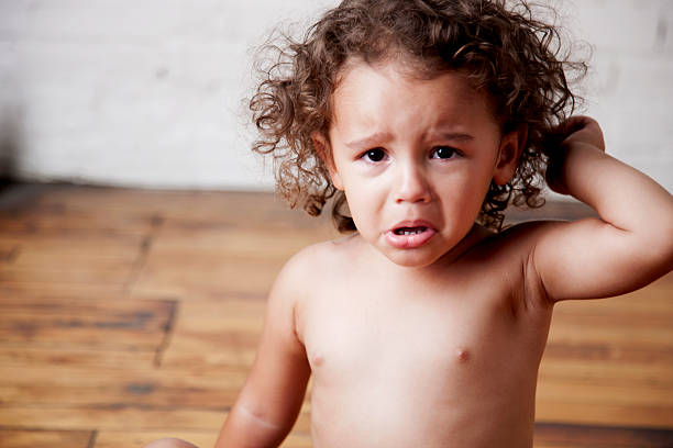 mixed race está irritada e uma menininha chorando - tantrum toddler child crying - fotografias e filmes do acervo