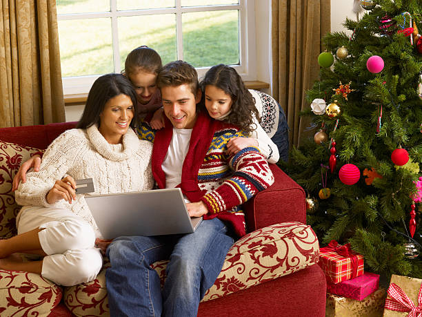 hispanische familie weihnachten online-shopping - christmas shopping internet family stock-fotos und bilder