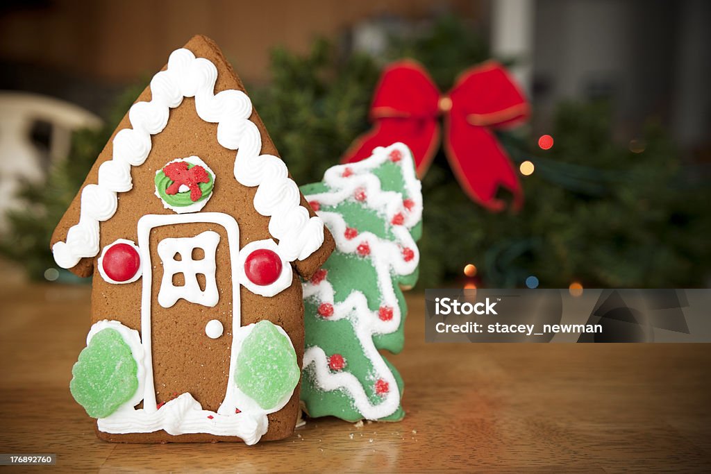 Maison en pain d'épice de Noël et des lumières en arrière-plan, ruban - Photo de Aliment libre de droits