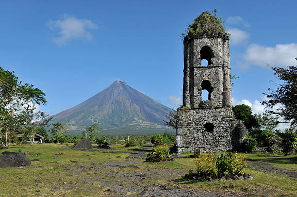 vulcano mayon - bicol foto e immagini stock