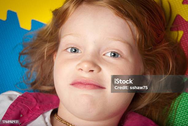 Sorridente Menina Em Repouso - Fotografias de stock e mais imagens de Atitude - Atitude, Beleza, Colorido