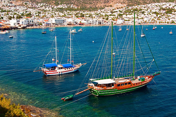 vista do mar com iates - mugla province imagens e fotografias de stock