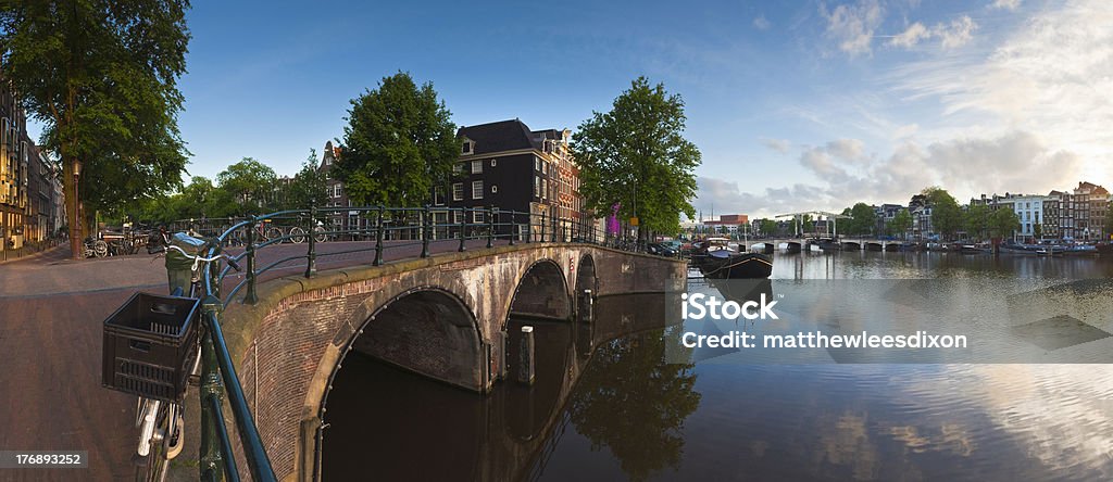 Reflexiones de Amsterdam, Holland - Foto de stock de Adosado libre de derechos