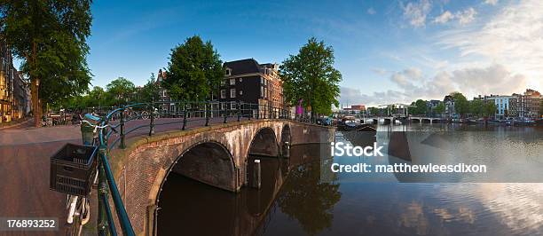 Reflexiones De Amsterdam Holland Foto de stock y más banco de imágenes de Adosado - Adosado, Agua, Aire libre