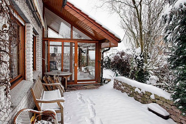terrasse et jardin - detached house house cottage home interior photos et images de collection