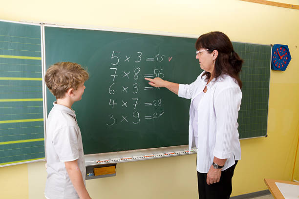 insegnante e bambini - little boys measuring expressing positivity intelligence foto e immagini stock