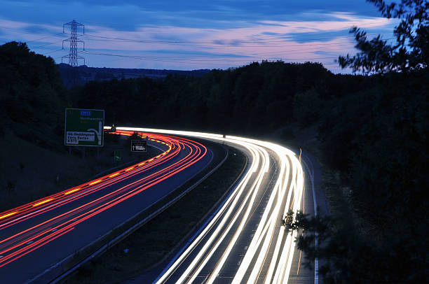 voitures de signalisation sur l'autoroute - road reflector photos et images de collection