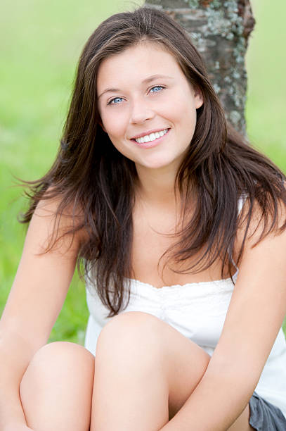 Retrato ao ar livre de uma linda teen - foto de acervo