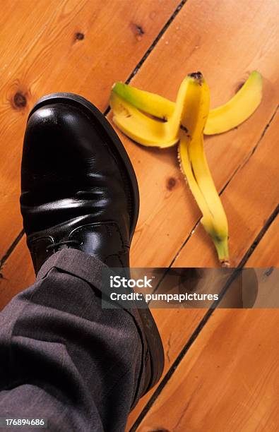 Empresário Prestes A Passo Sobre Pele De Banana - Fotografias de stock e mais imagens de Abstrato - Abstrato, Acidente - Conceito, Adulto