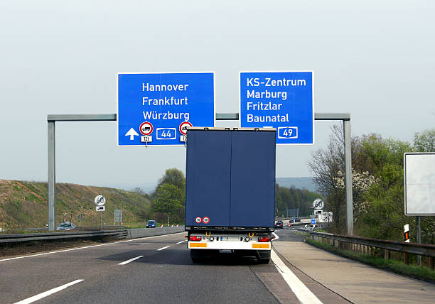 грузовик на шоссе, рядом с kassel германии - ausfahrt стоковые фото и изображения
