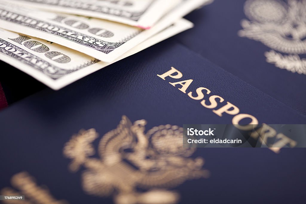 Contanti e passaporto - Foto stock royalty-free di Affari