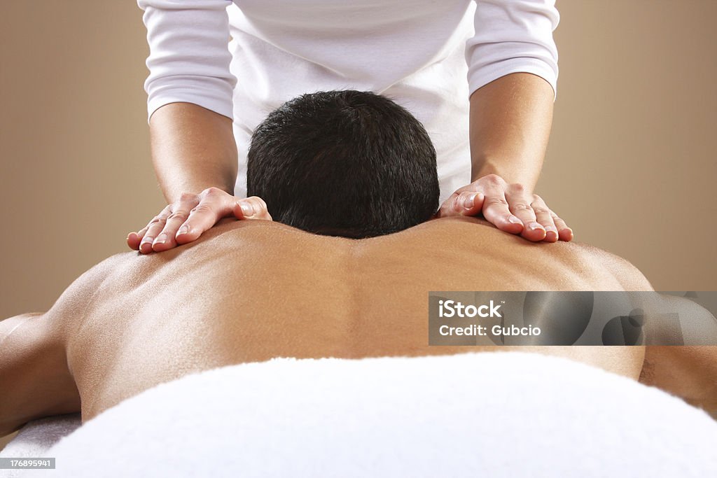 Homme faire un massage du dos. - Photo de Adulte libre de droits