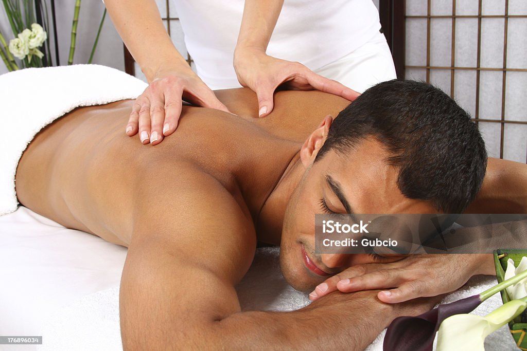 Frau, die Mann eine Rückenmassage auf Massagetisch - Lizenzfrei Alternative Behandlungsmethode Stock-Foto