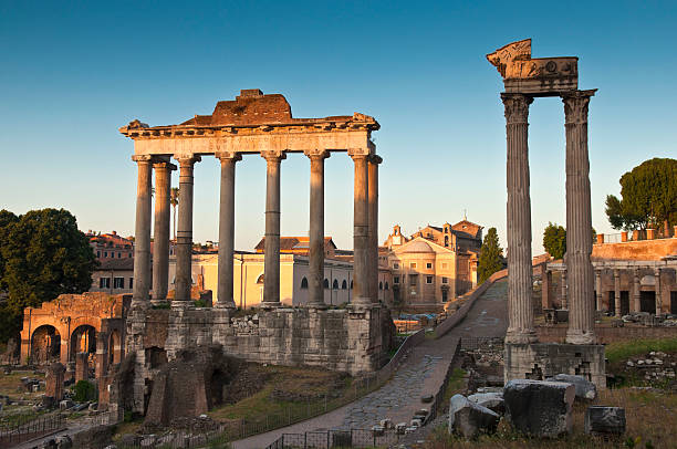 старинный римский форум, рим - roman column arch pedestrian walkway стоковые фото и изображения