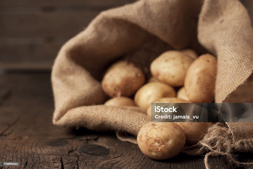 Sacco di patate - Foto stock royalty-free di Patata cruda