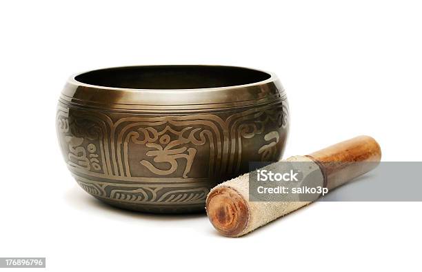 Tibetian Canta Bowl Foto de stock y más banco de imágenes de Arte cultura y espectáculos - Arte cultura y espectáculos, Asia, Aura