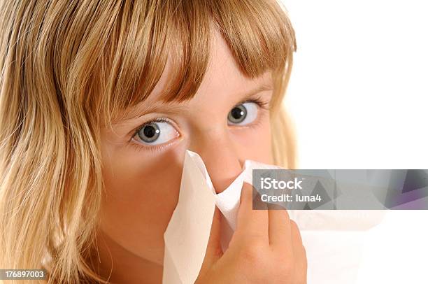 Kleines Mädchen Mit Taschentuch Stockfoto und mehr Bilder von Allergie - Allergie, Erkältung, Erkältung und Grippe