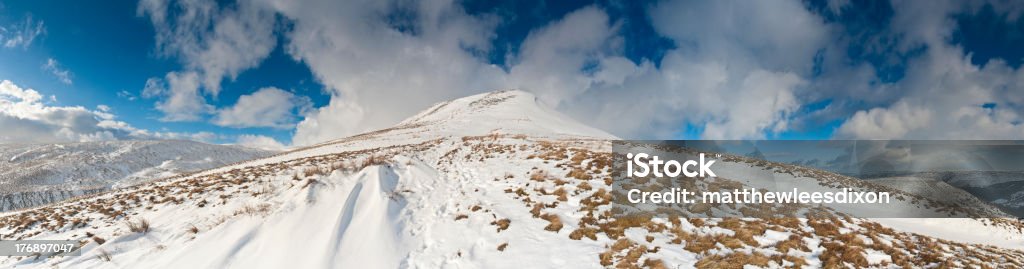 ドラマチックな雪を頂く山々、ブレコンビーコンズ国立公園、イギリス、ウェールズ - イギリスのロイヤリティフリーストックフォト