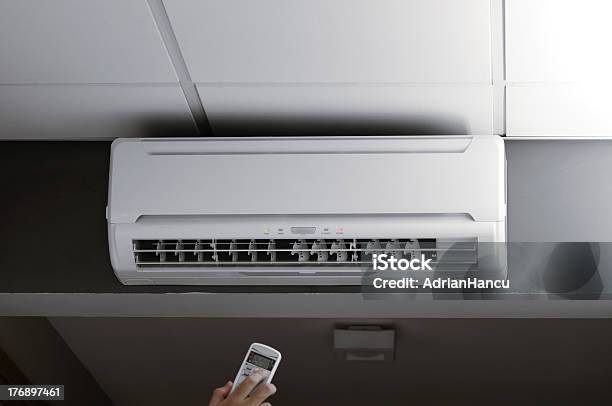 Mão Controlo De Um Ar Condicionado - Fotografias de stock e mais imagens de Conduta de Ar - Conduta de Ar, Sala de Estar, Adulto