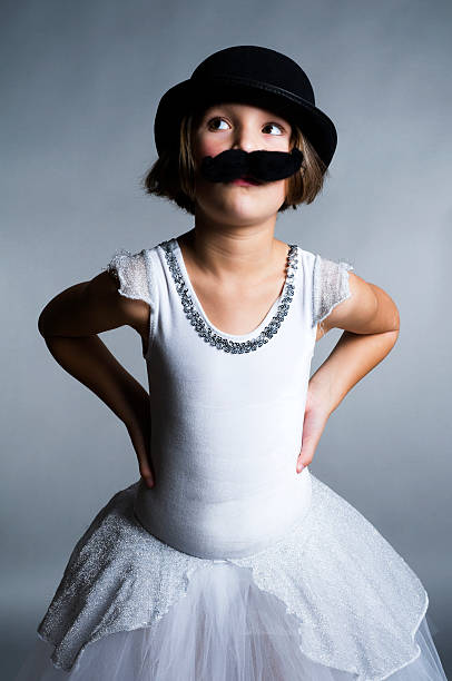 petite ballerine fille, fée studio series - ballet disguise bowler child photos et images de collection