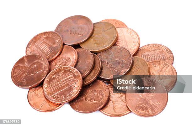 Isolato Mucchio Di Monete Da Un Centesimo - Fotografie stock e altre immagini di 1 centesimo americano - 1 centesimo americano, Catasta, Mucchio