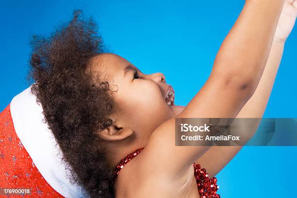 Radosny Małe Dziecko W Boże Narodzenie Kapelusz - zdjęcia stockowe i więcej obrazów Afroamerykanin - Afroamerykanin, Afrykanin, Boże Narodzenie