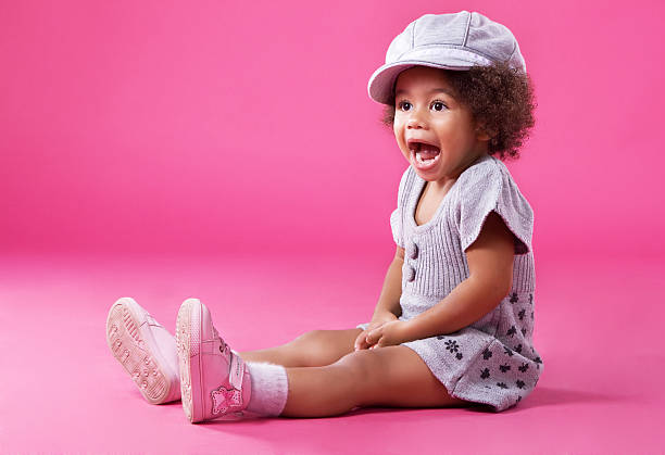 stylowe dziewczynka gra w górę - hat toddler little girls pink zdjęcia i obrazy z banku zdjęć