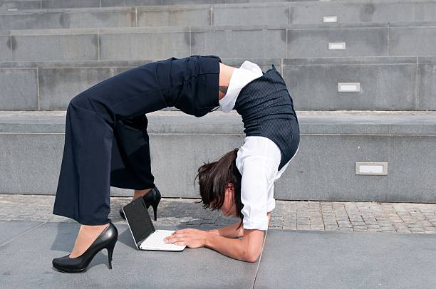 flexibles business-frau mit laptob - flexibility business gymnastics exercising stock-fotos und bilder