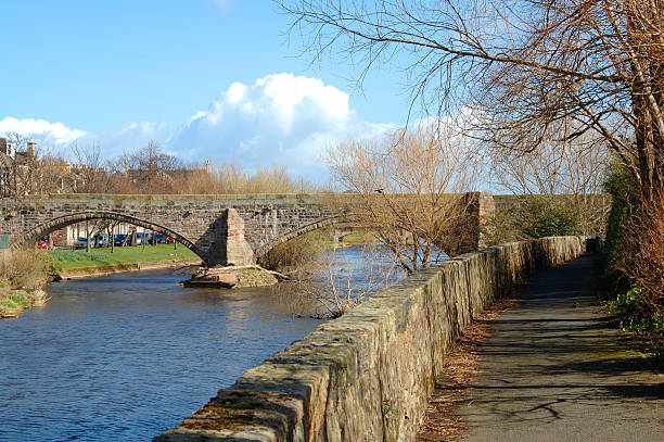 alten brücke über den fluss schreibtisch in musselburgh - esk river stock-fotos und bilder