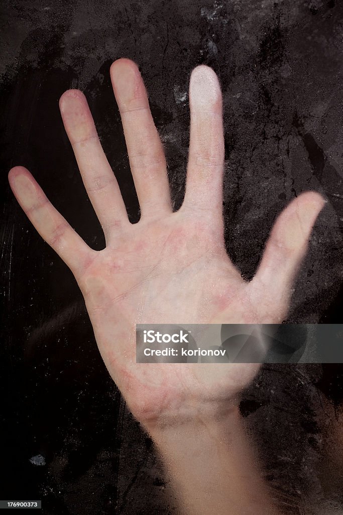 Mano appoggiata contro vetro - Foto stock royalty-free di Bagnato