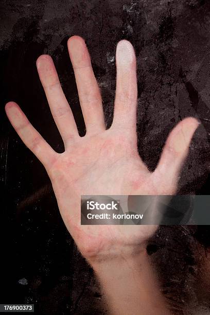 Ręka Dociśnięta Do Szkła - zdjęcia stockowe i więcej obrazów Brudny - Brudny, Ciało ludzkie, Czarny kolor