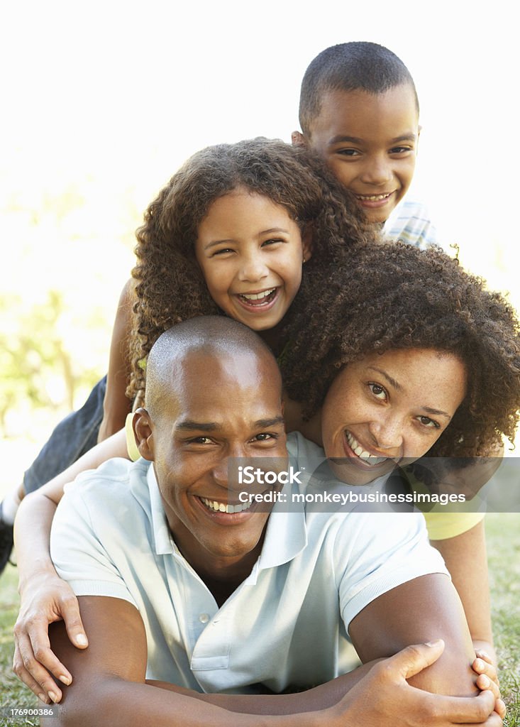 Portrait de famille heureuse, dans le parc en duvet - Photo de Famille libre de droits