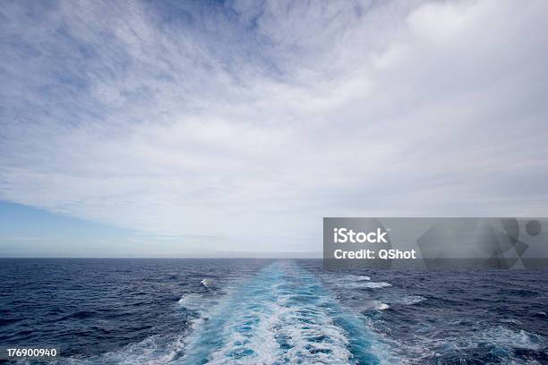 Bewölkt Wake Stockfoto und mehr Bilder von Meer - Meer, Rau, Bedeckter Himmel