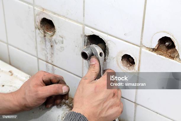 Photo libre de droit de Plomberie banque d'images et plus d'images libres de droit de Fuite d'eau - Fuite d'eau, Tuyauterie, Adulte