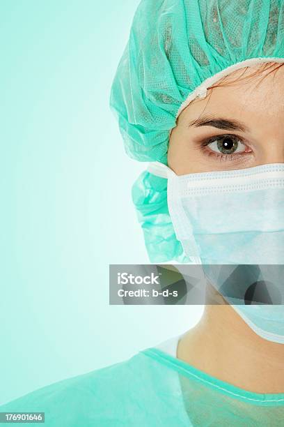 Doctora Foto de stock y más banco de imágenes de Máscara protectora - Máscara protectora, Personal de enfermería, Vista de frente