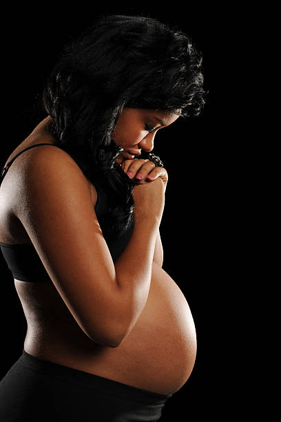 Joven afroamericana mujer embarazada rezar - foto de stock
