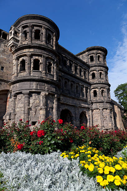 A Porta Nigra (preto portão)-Trier, Alemanha - foto de acervo